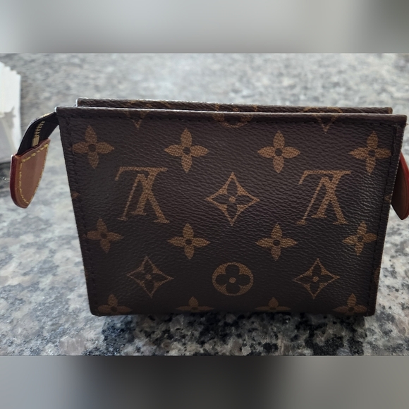 Louis Vuitton Poche Toilette 15 (Toiletry 15) - Picture 1 of 8
